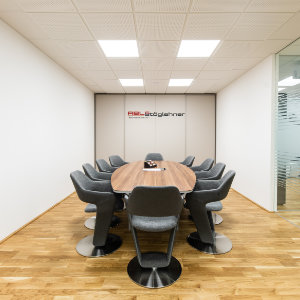Besprechungsraum mit angrenzenden Büroräumen